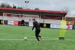 记者：穆德里克并没有随半职业球队训练，他只是租用了场地