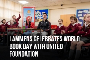 曼联门将拉门斯参加俱乐部基金会组织的世界读书日活动