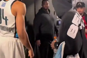 还挺自然！爱德华兹和字母哥拥抱致意感情不错阿