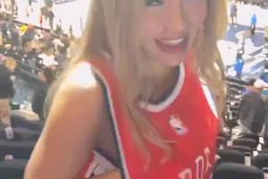 还能这样换的😍性感女登蜜衣服穿反了，不用脱直接转过球衣了~