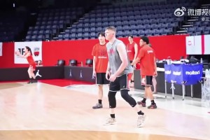 外线压力大！日本男篮昨日上午踩场训练画面，主要以投三分为主